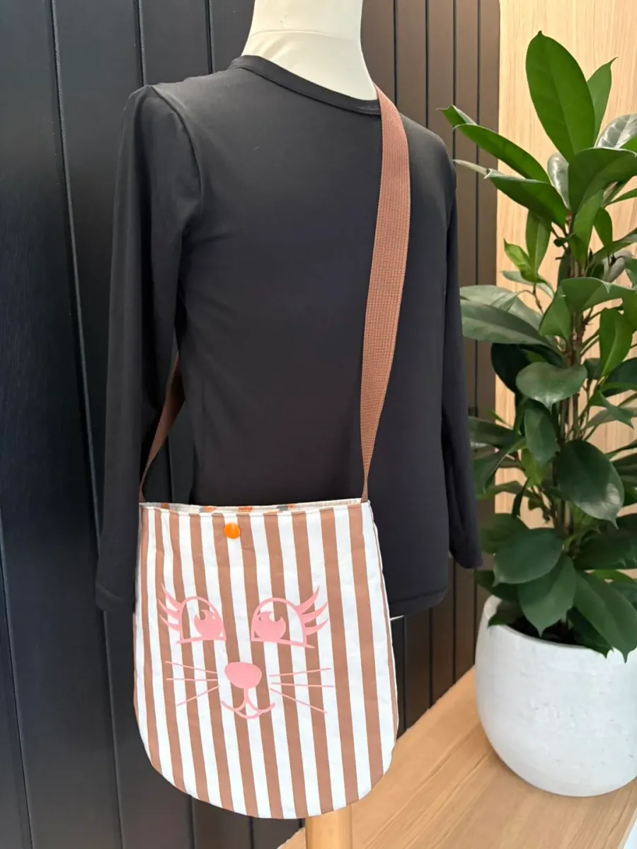 Sac besace enfant (modèle long) - tête lapin à lignes | Pivoine et Coton